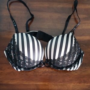 Victoria's Secret Bombshell plunge